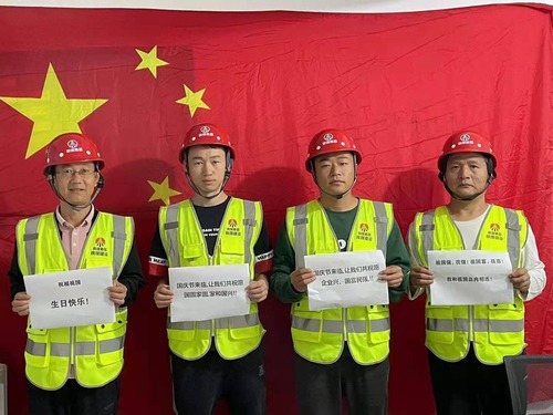 我和國旗合個影，曬出濃濃愛國情！