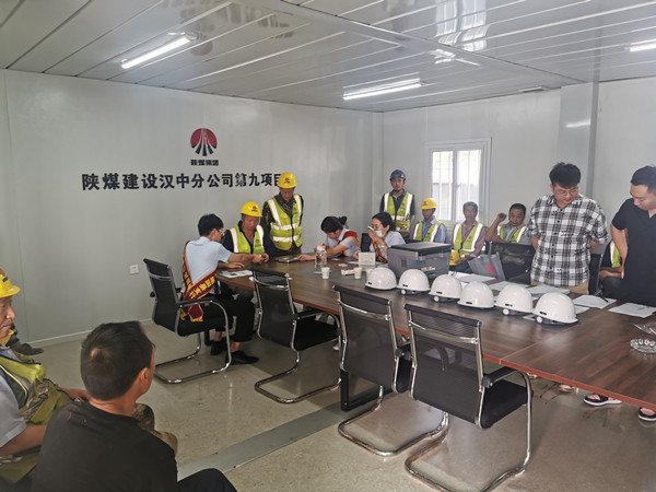 陜煤建設漢中分公司為農民工辦實事 解“薪”愁