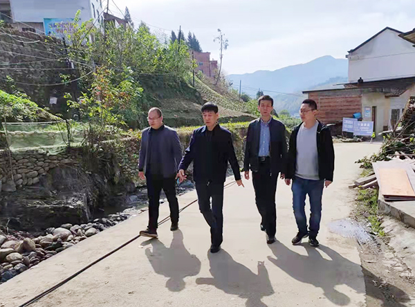集團(tuán)領(lǐng)導(dǎo)侯本英深入幫扶村調(diào)研指導(dǎo)工作