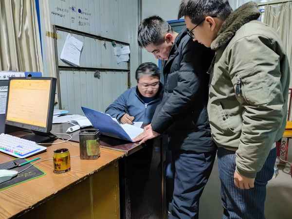 陜煤建設煤礦運營服務分公司:青監崗“零點行動”為安全保駕護航