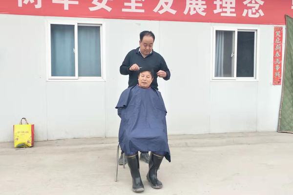 陜煤建設礦建二公司王峰項目部：“龍抬頭討彩頭”忙壞“托尼老師”