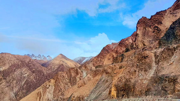 祁連山的風(fēng)，不小心打翻了春的調(diào)色板
