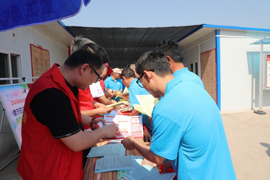 陜煤建設(shè)礦建二公司“安全咨詢?nèi)铡被顒佑谐尚?></div>
                                <div   id=