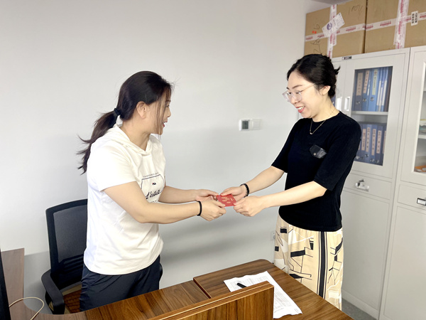 建設集團大秦置業公司:小小生日卡 情暖職工心