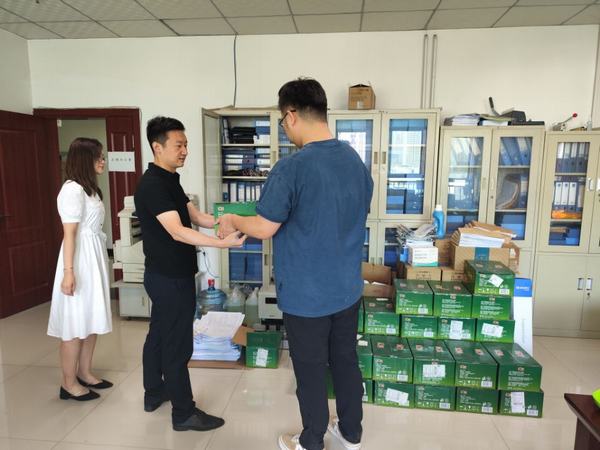 炎炎夏日送清涼，濃濃關(guān)愛沁人心