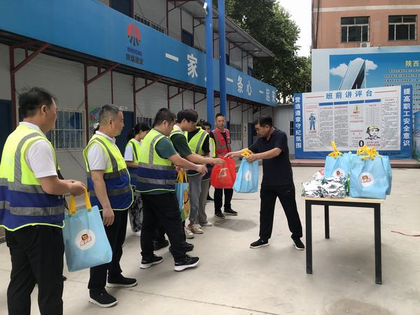 陜煤建設(shè)韓城分公司開展“送清涼進(jìn)一線，為職工辦實(shí)事”活動(dòng)