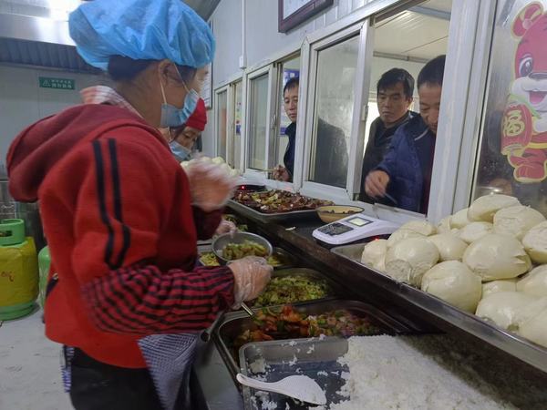 陜煤建設礦建二公司王峰項目部：加強后勤保障 打響疫情“保胃戰”