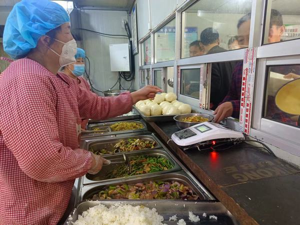 陜煤建設礦建二公司王峰項目部:加強食堂管理 可口飯菜熱騰騰