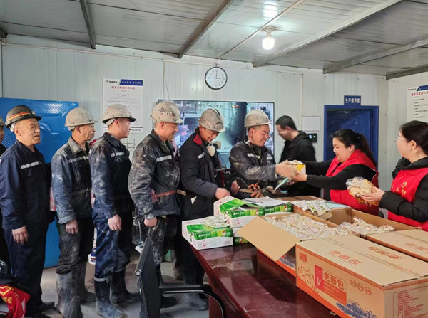 陜煤建設礦建三公司:當“三八節”遇上“雷鋒日”,綻放最美志愿紅