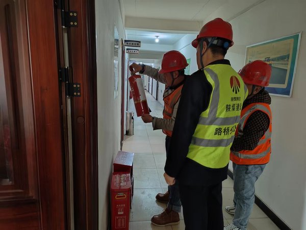 陜煤建設路橋分公司人勤春早	“充電”忙