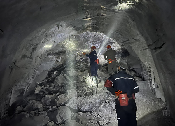 陜煤建設礦建三公司崔木項目部北翼帶式輸送機大巷順利貫通
