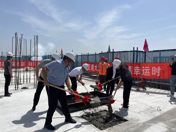 陜煤建設銅煤公司承建的銅煤三號青竹林小區4#樓順利封頂