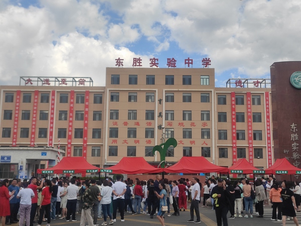 陜煤建設銅煤公司第五項目部開展“助力中考，愛心送水”志愿服務活動