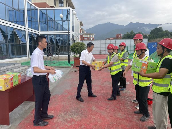 陜煤建設天工公司:抗高溫戰酷暑 心系健康“送清涼”