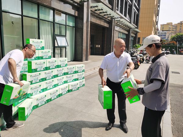 陜煤建設大秦置業公司:防暑降溫送清涼 情系一線保平安