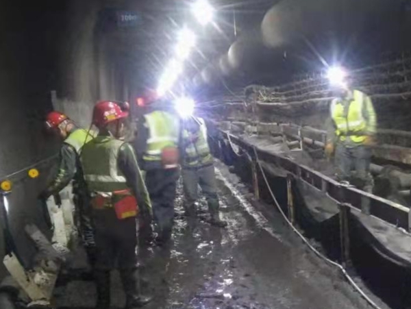 陜煤建設(shè)機(jī)電安裝公司順利完成小保當(dāng)一號礦膠運順槽帶式輸送機(jī)