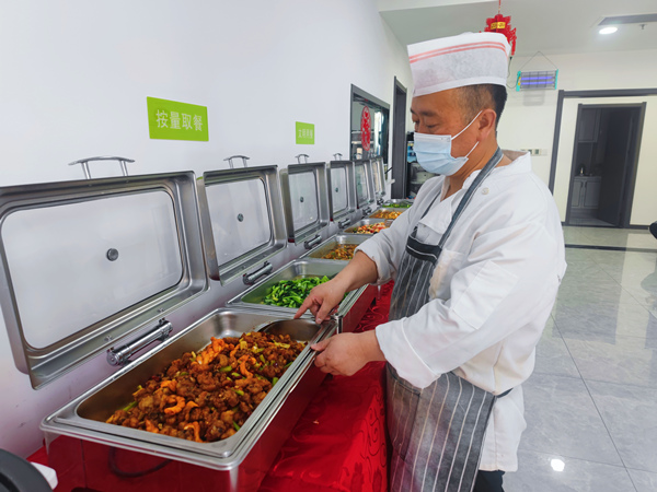 陜煤建設礦建三公司：走進職工食堂，品嘗專“暑”美食