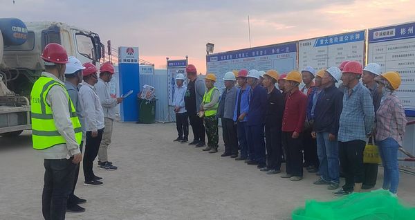 陜煤建設天工公司承建的彬長低熱值煤660MW超超臨界CFB示范項目儲煤筒倉滑模施工順利開滑