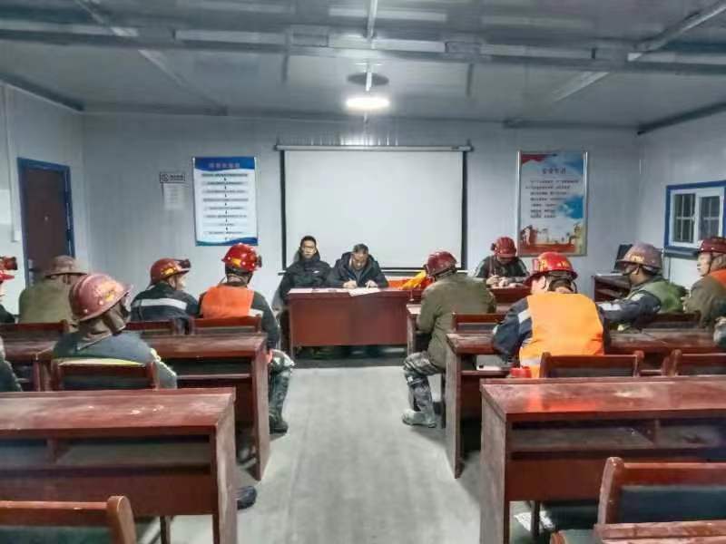 陜煤建設(shè)煤礦運(yùn)營(yíng)服務(wù)分公司：堅(jiān)守崗位一線  履行職責(zé)擔(dān)當(dāng)