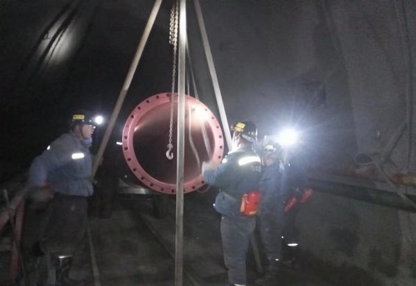 陜煤建設(shè)礦建二公司安裝項(xiàng)目部 :“鏖戰(zhàn)”王峰煤礦井下萬(wàn)米管路安裝