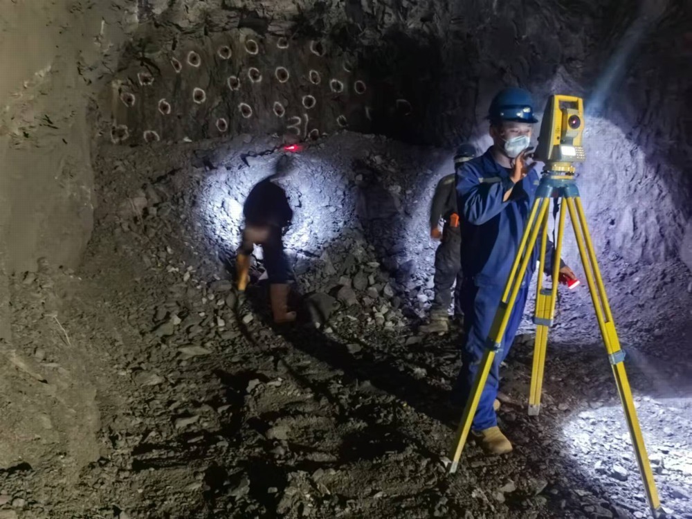 陜煤建設(shè)礦建三公司黑溝項(xiàng)目部2號(hào)主溜井與1號(hào)溜井檢查巷成功“牽手”