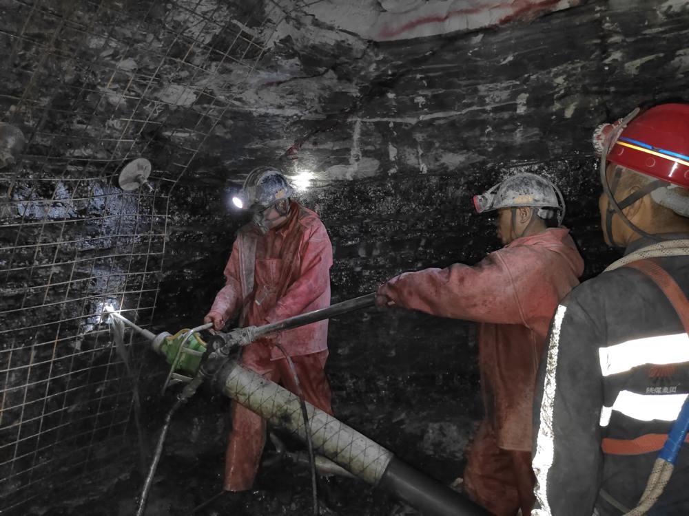 陜煤建設礦建三公司承建的貫屯煤礦西翼進、回風立井圓滿完成揭煤工作