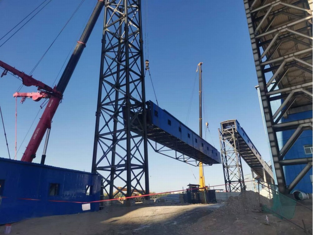 陜煤建設韓城分公司土建九項目部承建的新疆大南湖二礦煤炭選煤加工項目鋼結構吊裝順利完成