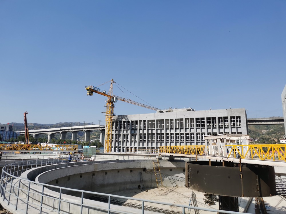 十月的磚瓦，建設的詩行