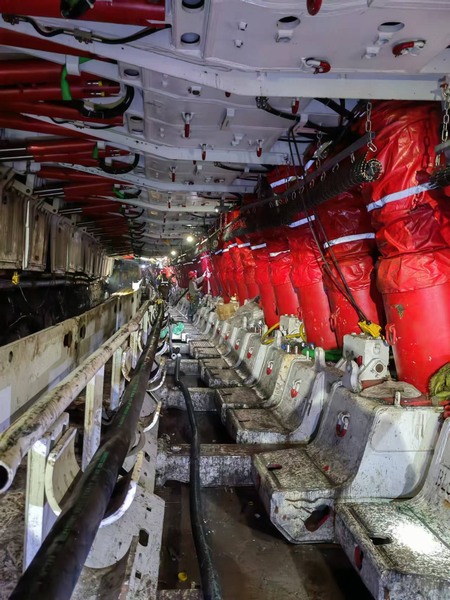 陜煤建設煤礦運營服務分公司：巴拉素煤礦22盤區2201綜采工作面機電設備安裝工程單機通電試運轉圓滿成功