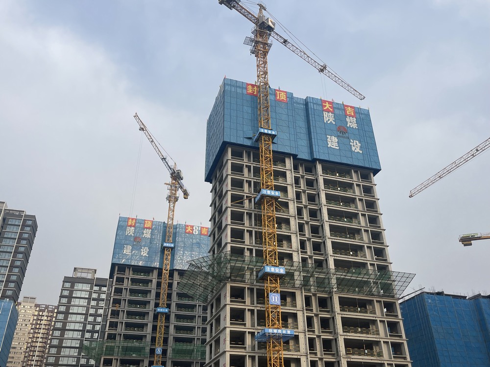 陜煤建設新龍城直屬項目部承建的銅川新龍城一期項目三標段8#、11#樓順利封頂