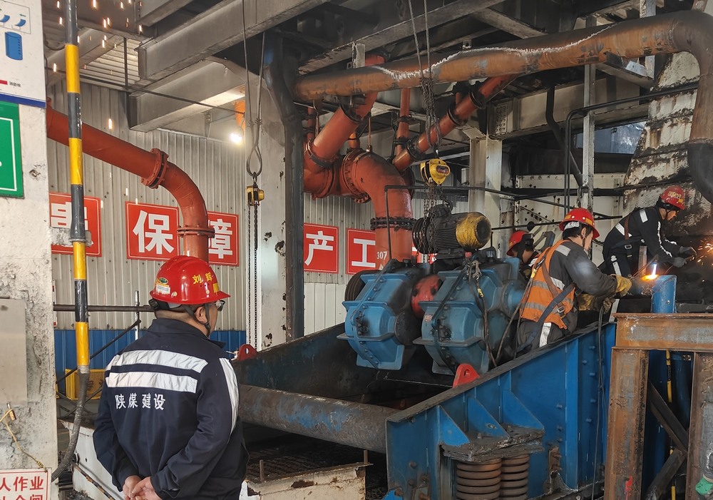 陜煤建設洗選煤運營公司第二項目部：新年破曉，檸條塔煤礦主洗車間預濕篩與矸石脫介篩 “迭代升級” 之戰打響