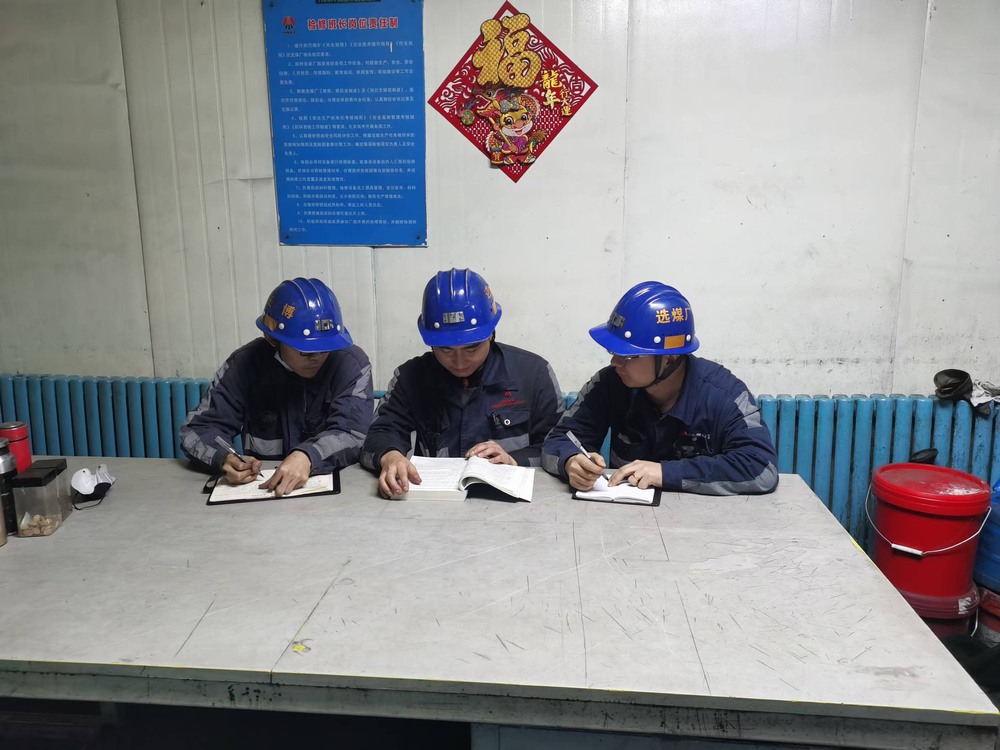 陜煤建設洗選煤運營公司紅柳林洗煤廠項目部：機修青工“打鐵還須自身硬”