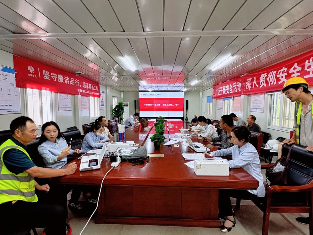 陜煤建設天工公司土建第二十七項目部聯合浦發銀行開展農民工工資卡專項辦理活動