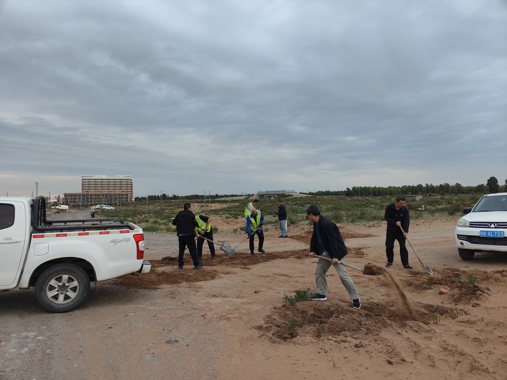 團團領(lǐng)航 青春筑路！陜煤青年突擊隊義務(wù)鋪就暖心路