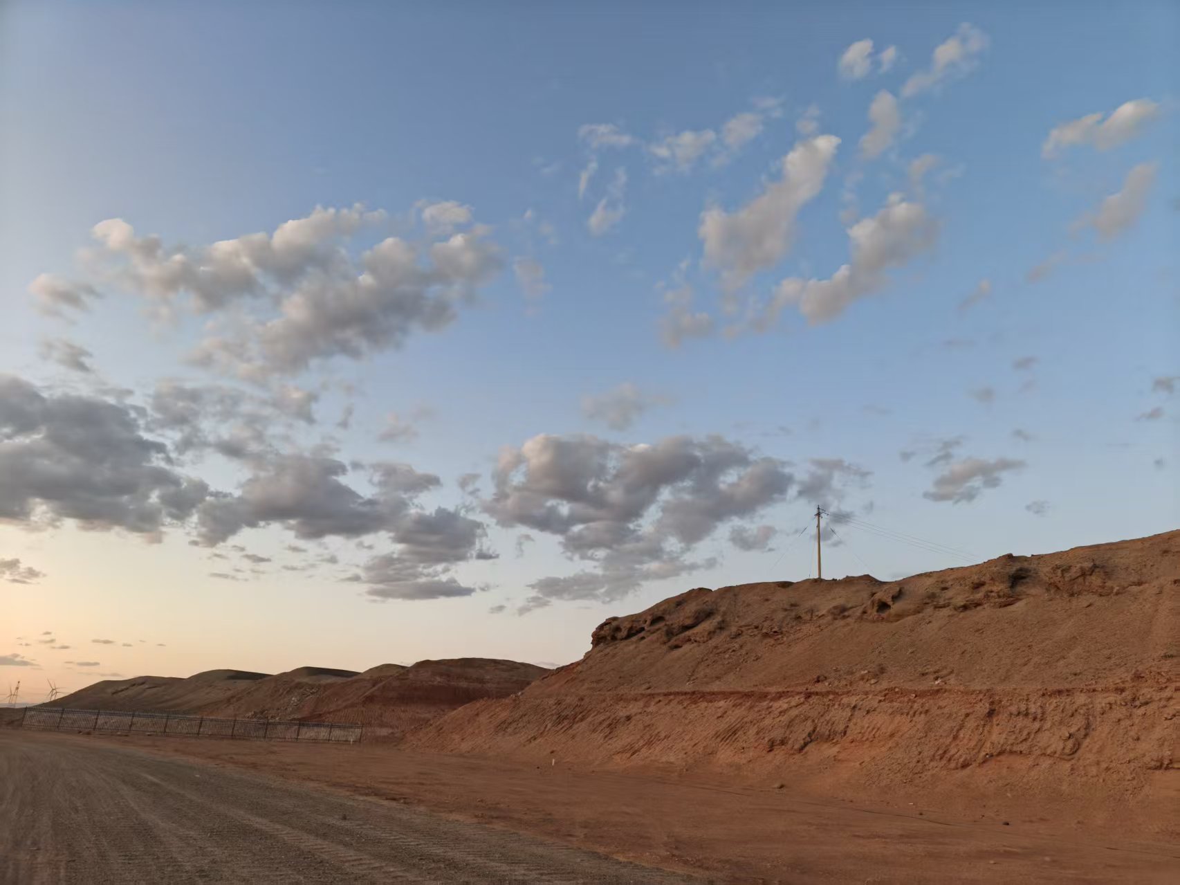 陜煤建設(shè)西北分公司土建第一項目部：職工娛樂室正式開放 戈壁灘上建起“歡樂港灣”