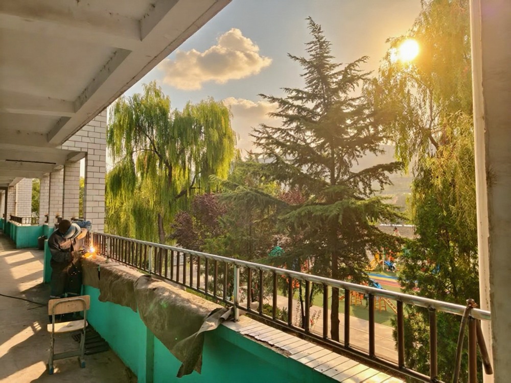 助力地方教育，護航學子平安——陜煤建設礦建二公司安裝項目部為卓立小學教學樓安裝防護欄桿