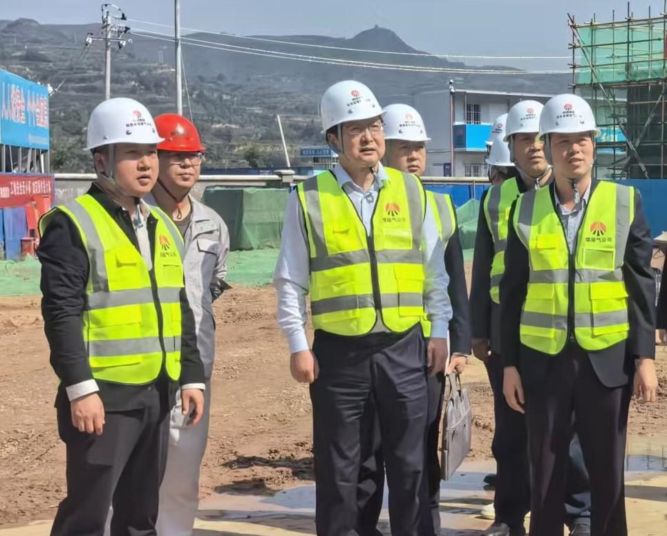 陜西省煤層氣黨委委員、紀(jì)委書記董巨國一行深入天工公司土建第二十一項目部開展節(jié)前檢查指導(dǎo)工作