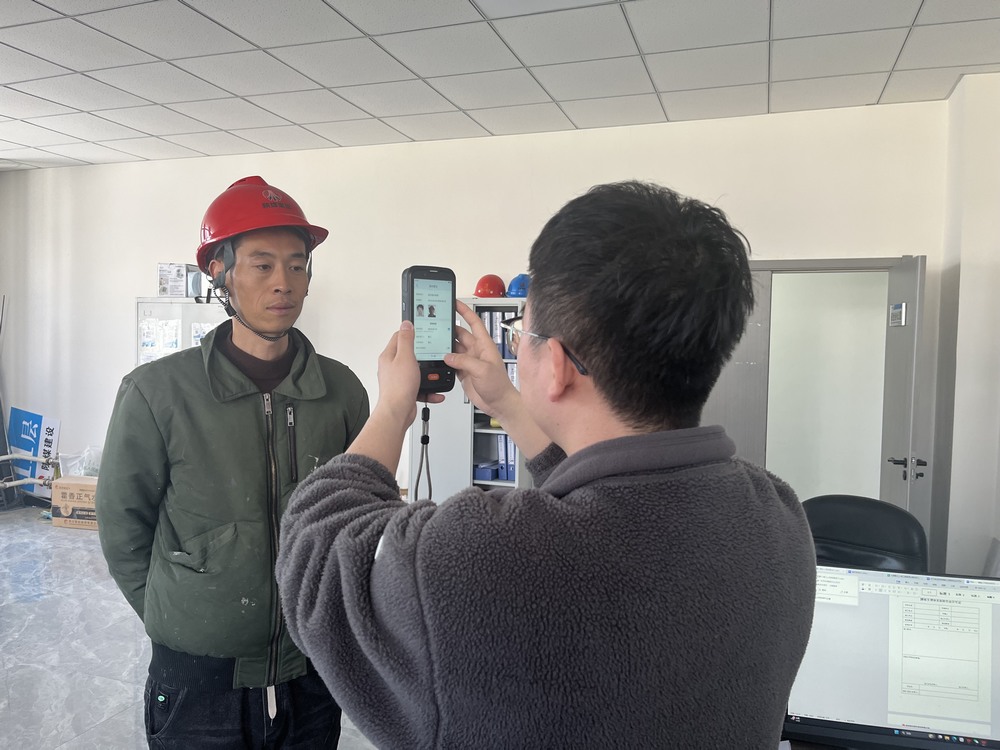 陜煤建設(shè)銅煤公司基層項(xiàng)目部:“冬日護(hù)薪”專(zhuān)項(xiàng)活動(dòng)保障農(nóng)民工“安薪無(wú)憂”