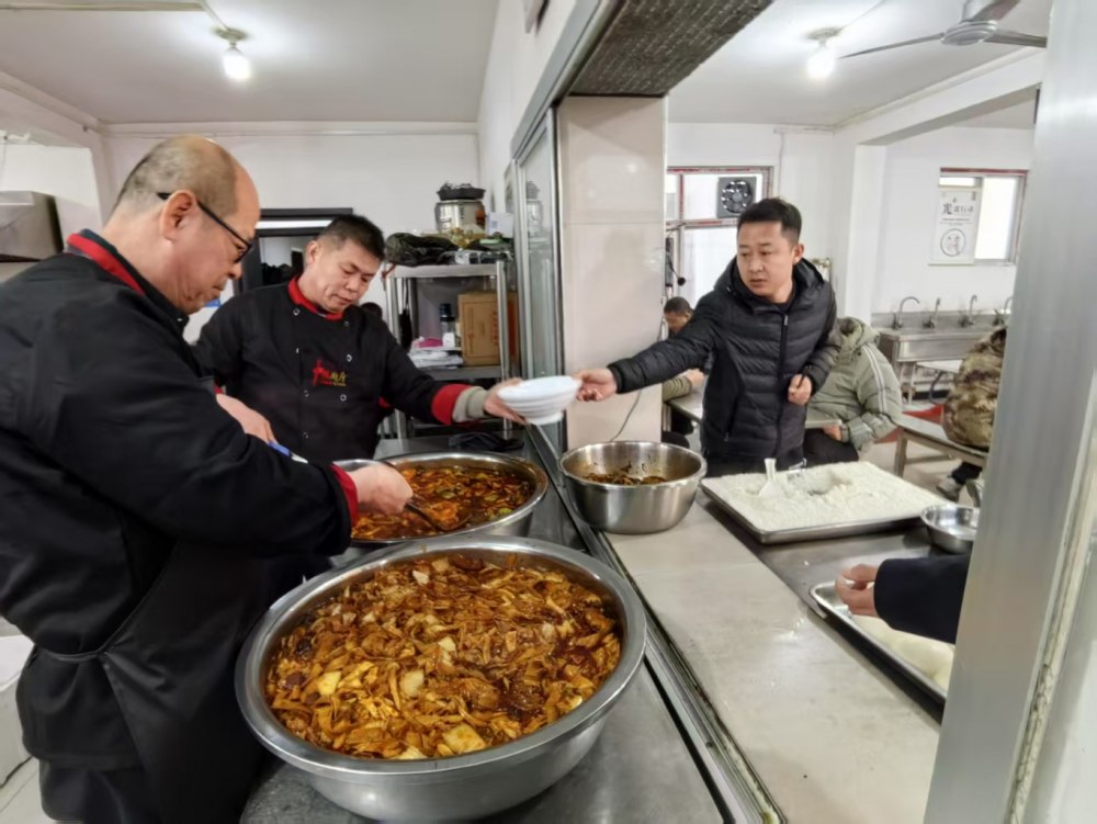 陜煤建設煤礦運營服務分公司：一線寒冬，后勤送暖