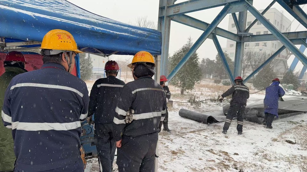 陜煤建設(shè)洗選煤運營公司澄合山陽運營項目部：凜風(fēng)裹雪換皮帶  堅守崗位迎新年